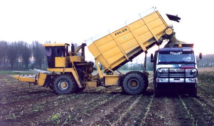 2 personnes seulement assurent l'ensilage !